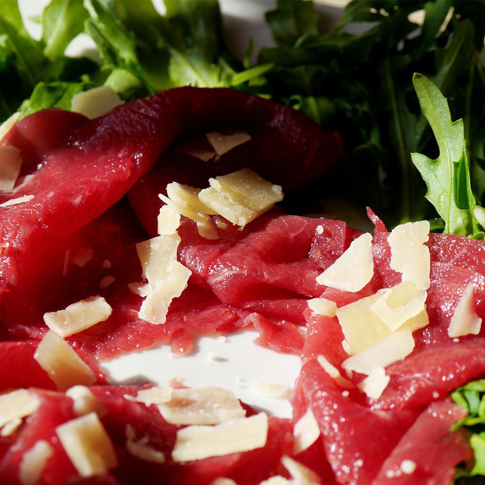 Reh Carpaccio mit ger&ouml;steten Pinienkernen & Spargel