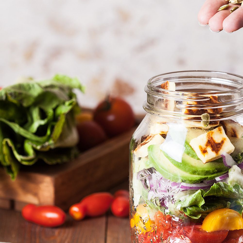 Rote Bete-Salat im Glas, mit Avocado & Ziegenk&auml;se 