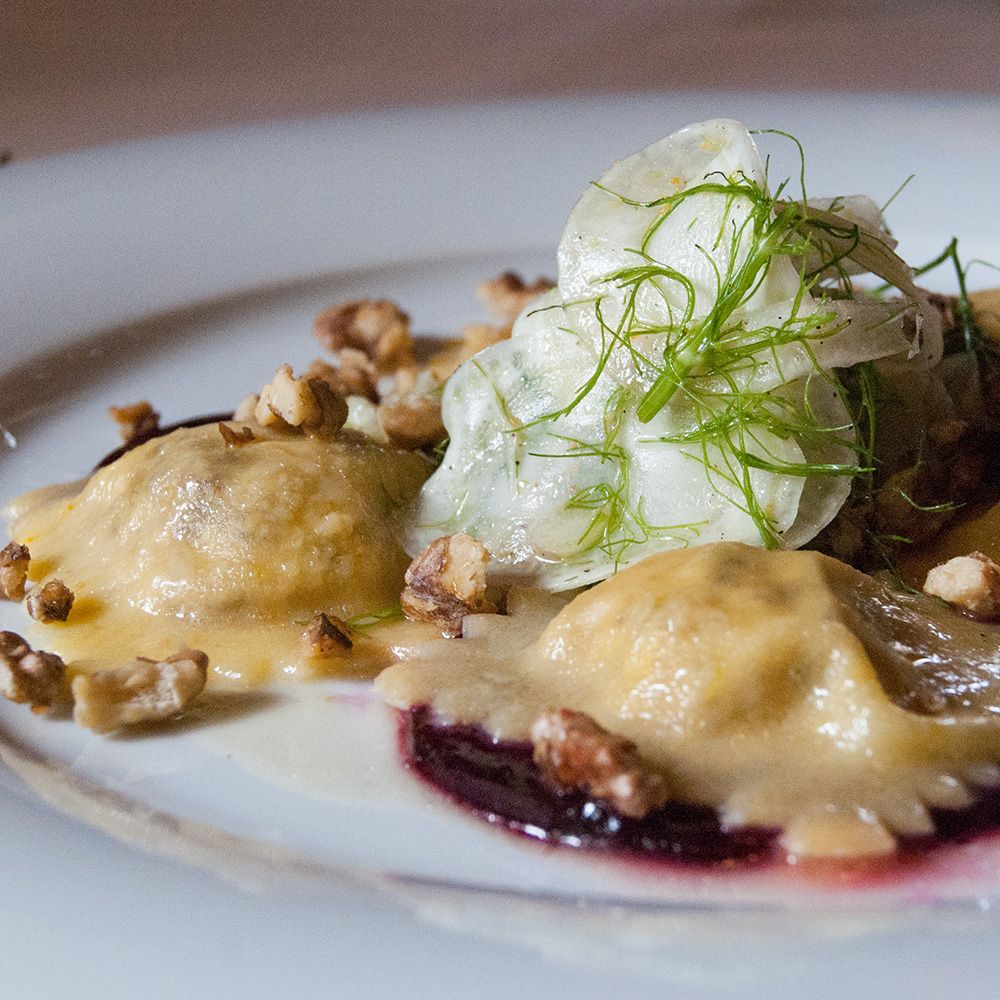 Lebkuchen-Ravioli mit Rote Bete-Butter, Waln&uuml;ssen und Fenchel 