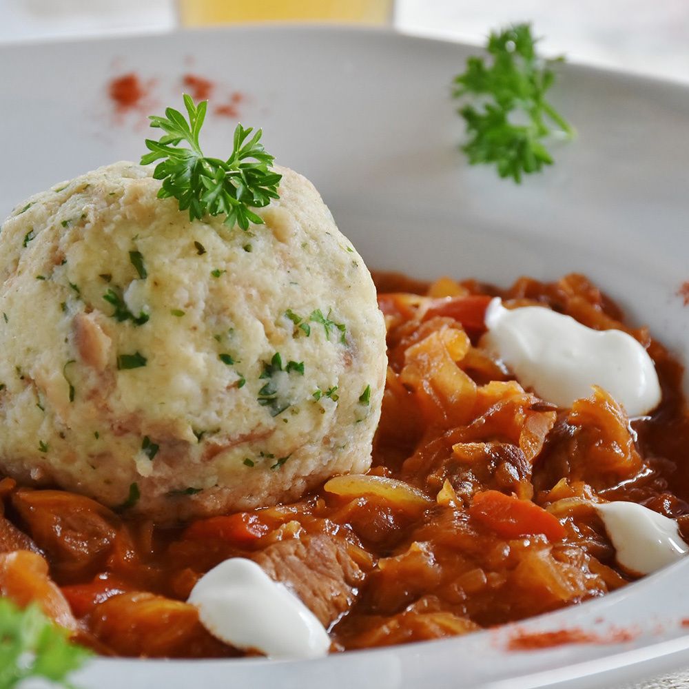 Vegetarische K&auml;sekn&ouml;del mit Pilzragout