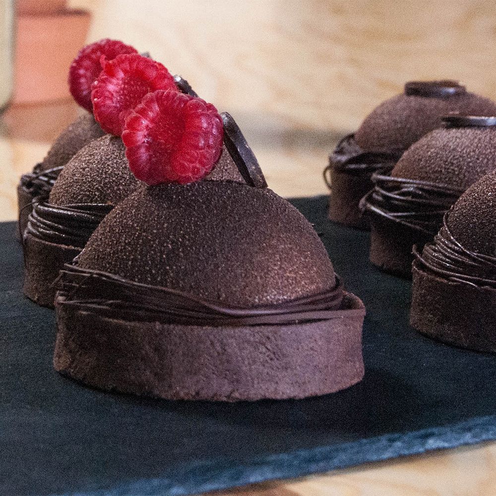 Tartelette mit Schokolade, Passionsfrucht & Lebkuchenmousse 