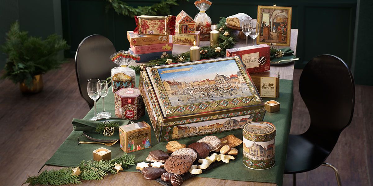 Festtags-Truhe 2021 A selection of gingerbread and biscuit specialities in a noble metal chest