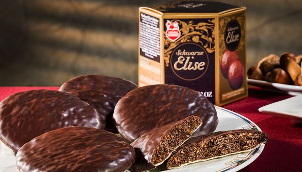 Vier Elisen mit extra Kakao im Teig, schokoliert auf Oblaten