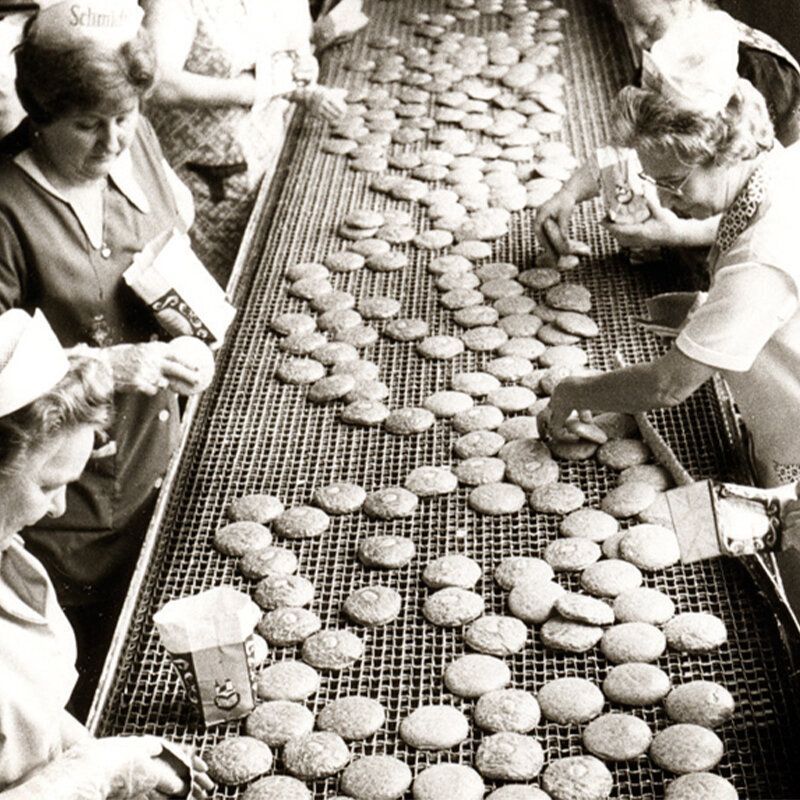 Schwarz-Weiß Bild von früherer Lebkuchen Produktion
