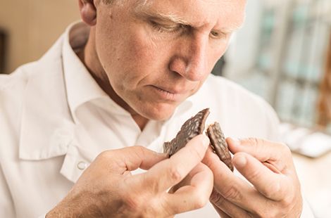 Mitarbeiter riecht an Lebkuchen