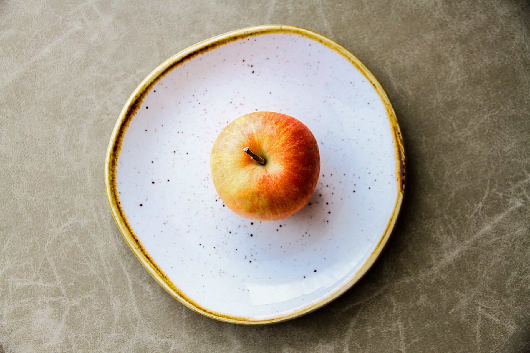 Apfel auf einen runden Teller
