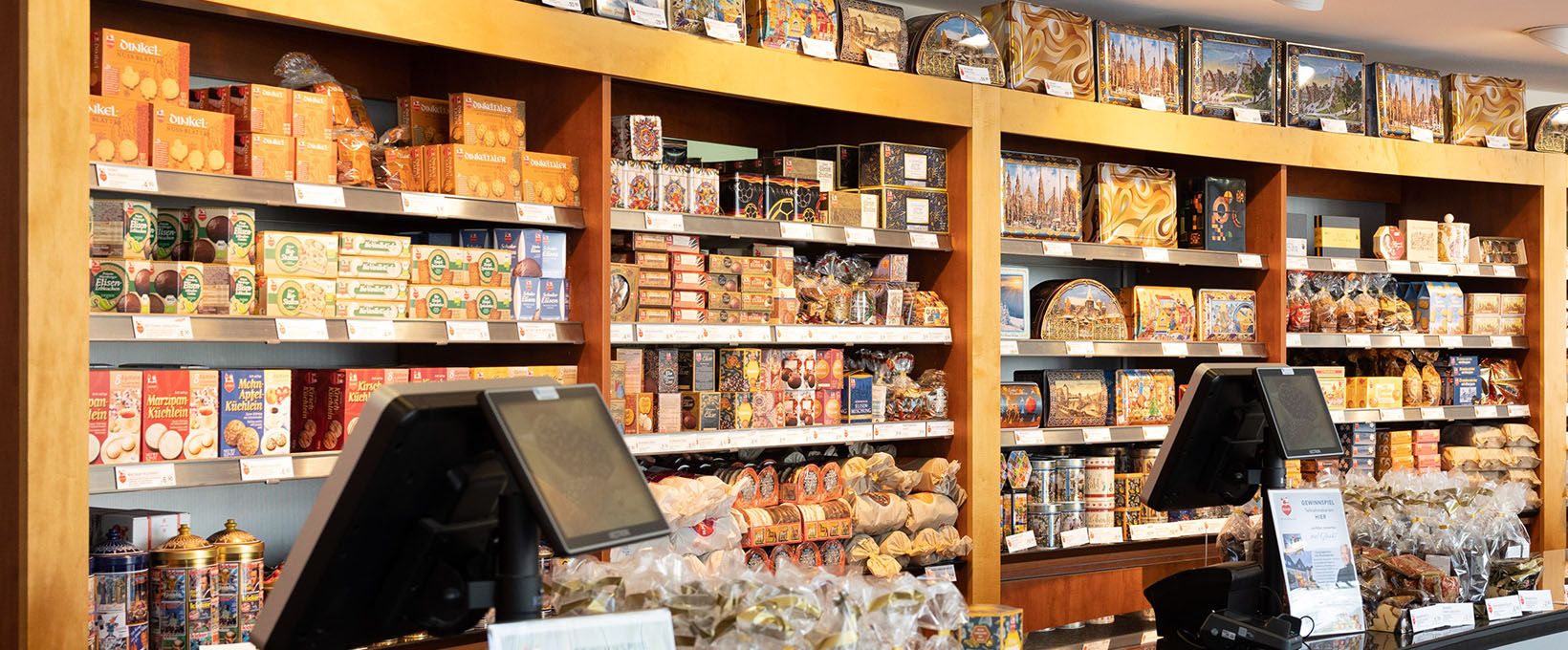 Verkäuferin übergibt Tasche mit gekauften Lebkuchen-Schmidt Produkten an Käuferin